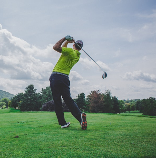 Golfeur effectuant son swing