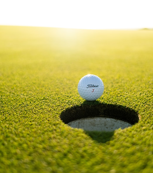Balle de golf au bord du trou