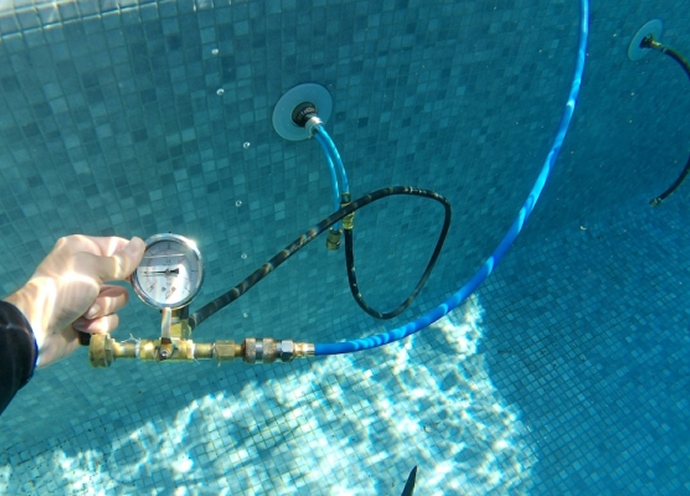 Technicien SOS Fuite d'Eau détectant une fuite sur canalisation piscine enterrée en PACA