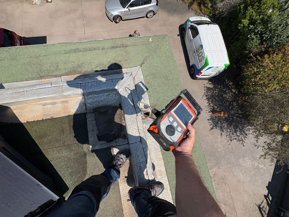 Mise en eau avec fluorescéine sur toiture-terrasse inaccessible — SOS Fuite d'Eau PACA